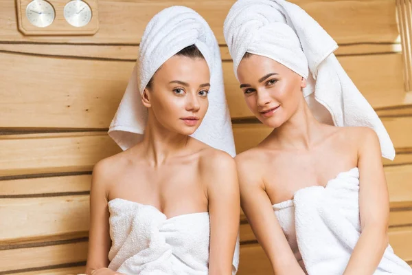 Schöne Junge Frauen Mit Handtüchern Bedeckt Entspannen Sich Der Sauna — Stockfoto