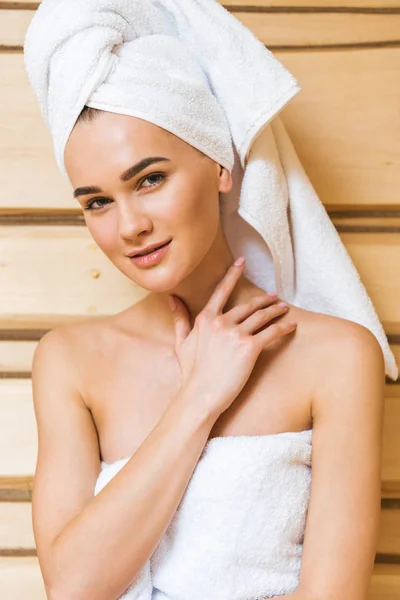 Bella Giovane Donna Coperta Asciugamano Toccare Sua Pelle Perfetta Sauna — Foto Stock