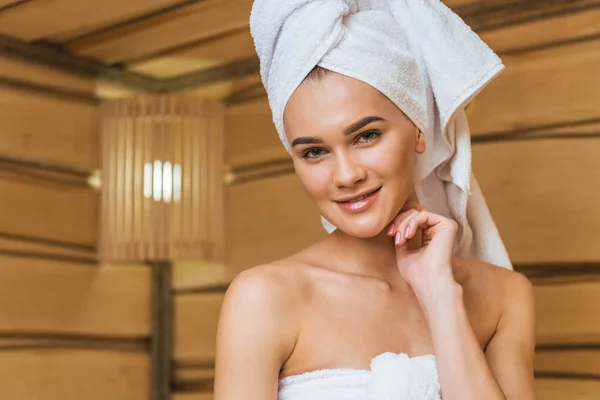 Schöne Junge Frau Mit Handtuch Auf Dem Kopf Der Sauna — Stockfoto