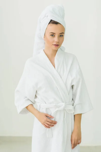 バスローブとタオルを頭の上で美しい若い女性 — ストック写真