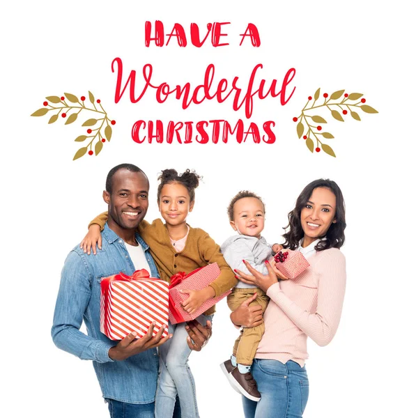 Щаслива афроамериканська сім'я з різдвяними подарунками — стокове фото