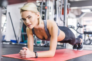 tahta egzersiz yoga mat spor salonunda genç güzel kadın