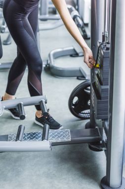 kadın ekleyerek ağırlık spor salonu makinede atış kırpılmış