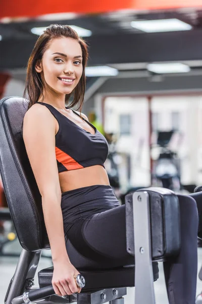 Feliz Joven Mujer Haciendo Ejercicio Máquina Gimnasio Mirando Cámara — Foto de stock gratis