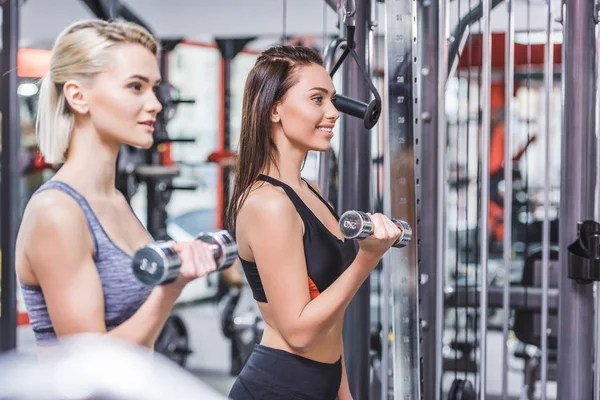 Mujeres Deportivas Sonrientes Haciendo Ejercicio Con Pesas Gimnasio — Foto de Stock