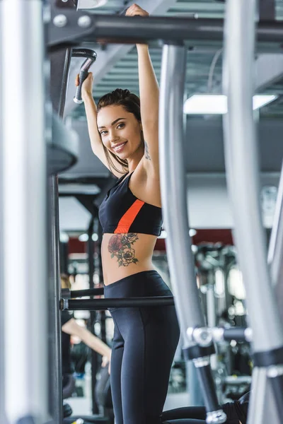 Athletic Young Woman Doing Pull Ups Gym — Free Stock Photo