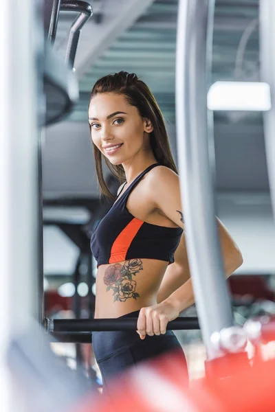 Joven Hermosa Mujer Haciendo Ejercicio Push Bares Gimnasio — Foto de Stock