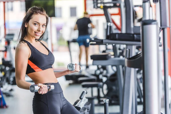 Jovem Mulher Esportiva Fazendo Exercício Com Halteres Ginásio — Fotografia de Stock