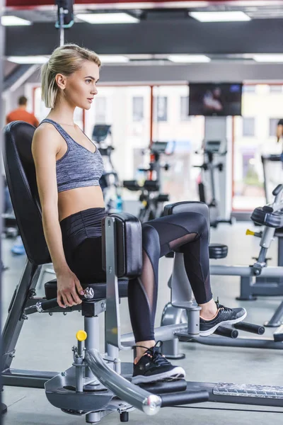 Atractiva Mujer Joven Que Trabaja Máquina Gimnasio — Foto de Stock