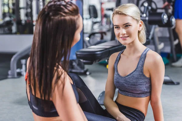 Young Sportive Women Talking Each Other Gym — Stock Photo, Image