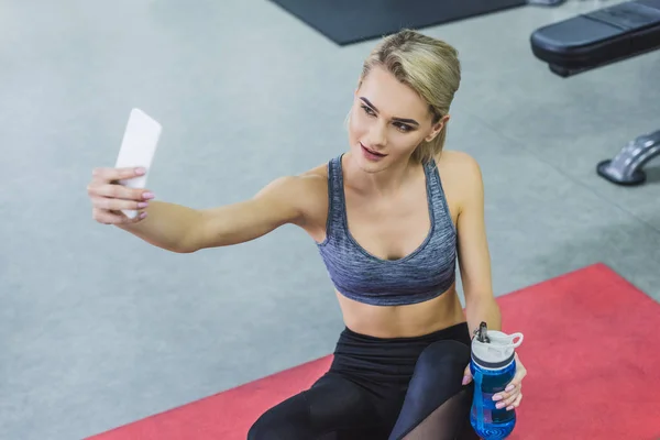 Hoge Hoekmening Van Jonge Lachende Vrouw Nemen Selfie Tijdens Training — Stockfoto