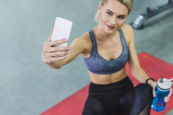 Wysoki Kąt Widzenia Piękna Kobieta Biorąc Selfie Podczas Treningu — Zdjęcie stockowe