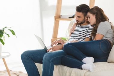 sevgi dolu kadın sevgilisi o laptop ile evde çalışma sırasında kucaklayan