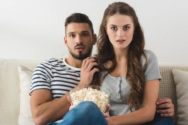 evde film izlerken patlamış mısır şok çift kase ile