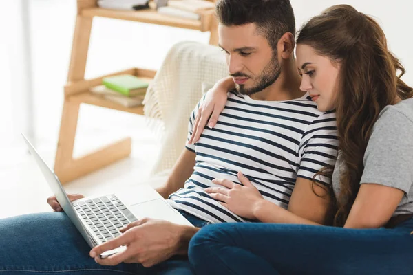 Piękna Młoda Kobieta Obejmując Jej Chłopak Podczas Gdy Pracę Laptopa — Zdjęcie stockowe