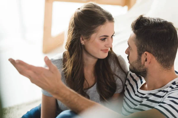 Feliz Joven Pareja Hablando Entre Casa —  Fotos de Stock