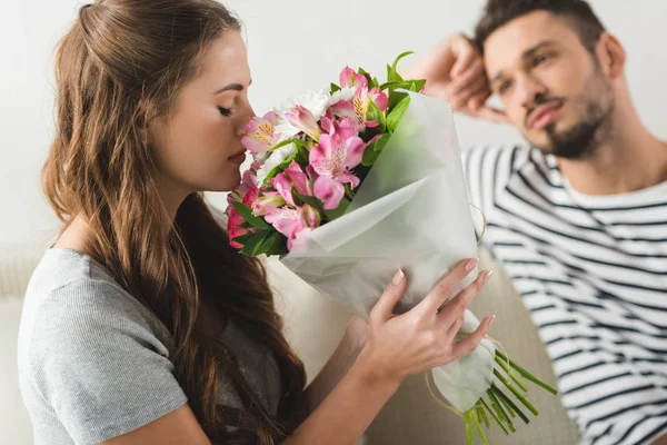 Young Woman Beautiful Bouquet Presented Boyfriend — Stock Photo, Image