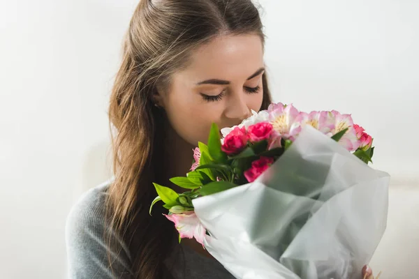 Sensual Jovem Mulher Com Lindo Buquê Flores — Fotografia de Stock