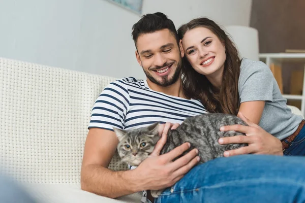 Happy Young Couple Cute Tabby Cat Sitting Couch — Stock Photo, Image