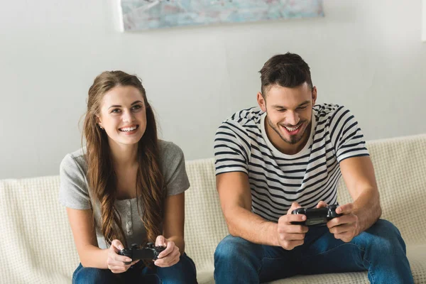 Smiling Young Couple Playing Games Gamepads Home — Stock Photo, Image