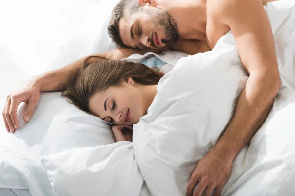 Joven Pareja Durmiendo Juntos Mientras Hombre Abrazando Novia — Foto de Stock