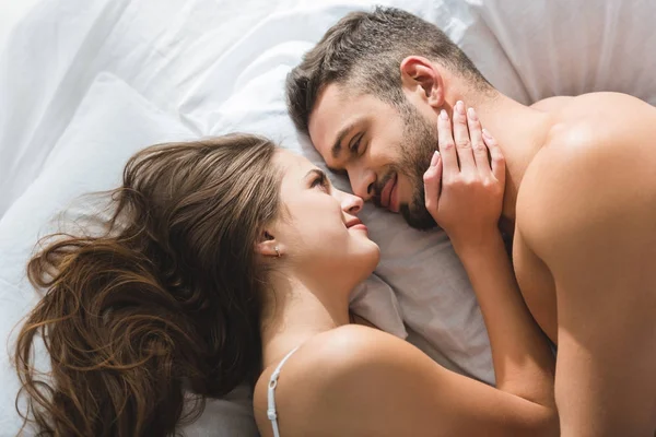 Vista Dall Alto Sorridere Giovane Coppia Coccole Letto Mattino — Foto Stock