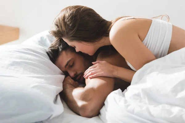 Beautiful Young Woman Lying Her Sleeping Boyfriend Morning — Stock Photo, Image