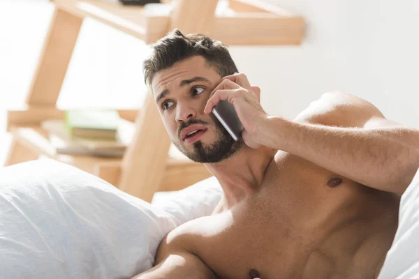 Choqué Sur Sommeil Homme Parlant Par Téléphone Dans Lit Matin — Photo