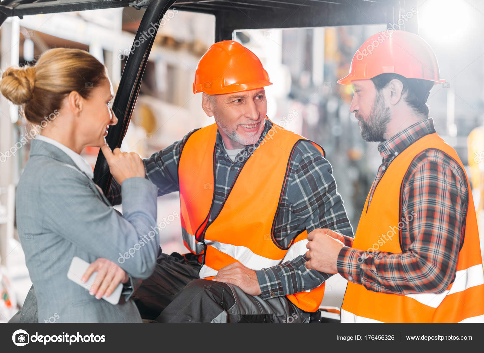 Two Workers Inspector Using Forklift Machine Storehouse — Stock Photo