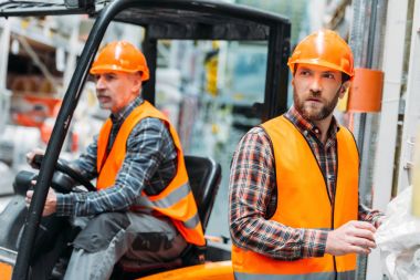alt ve üst düzey meslektaşı forklift makine ile çalışma