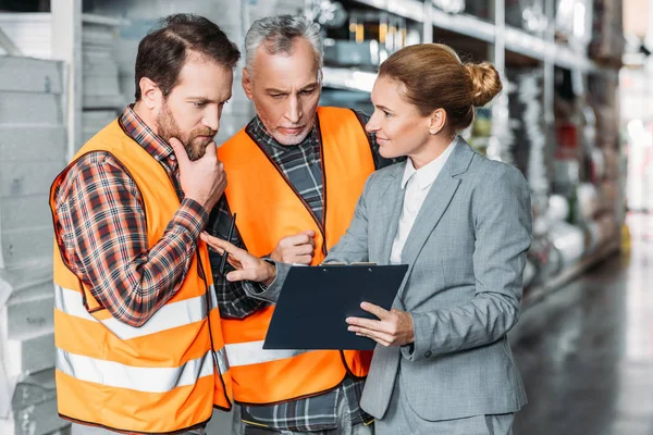 Lavoratori Ispettore Che Parlano Nel Magazzino Spedizione — Foto Stock