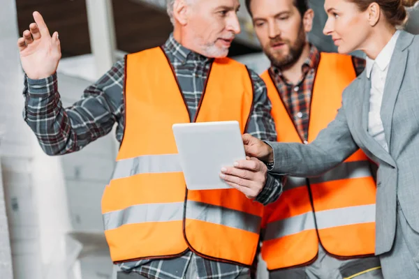 Trabajadores Inspectores Que Utilizan Tabletas Digitales Almacén —  Fotos de Stock