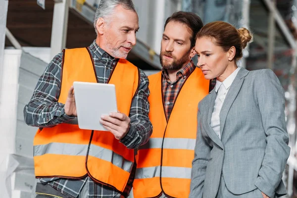 Lavoratori Ispettore Che Utilizzano Tablet Digitale Nel Magazzino — Foto Stock