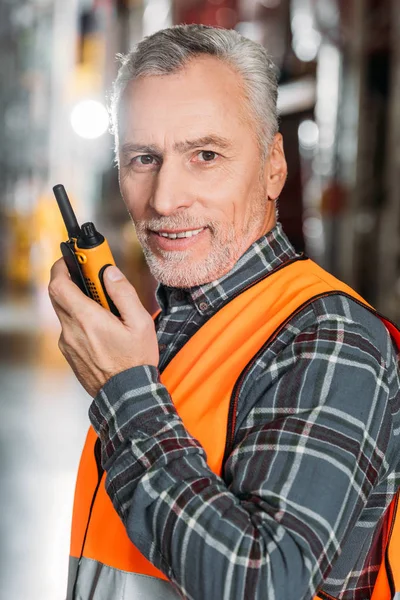 Trabalhador Sênior Usando Walkie Talkie Armazenamento — Fotografia de Stock