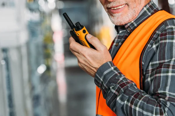 Vista Ritagliata Del Lavoratore Anziano Utilizzando Walkie Talkie Nel Magazzino — Foto Stock