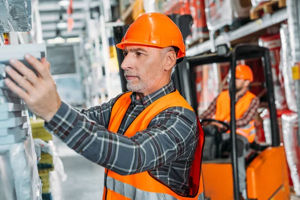 Senior Werknemer Zijn Collega Werken Met Heftruck Machine Magazijn — Stockfoto