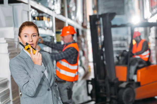 Ispettore Donna Con Walkie Talkie Nel Magazzino Spedizione — Foto Stock