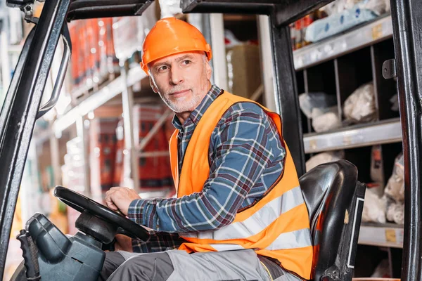 Pekerja Senior Dalam Rompi Pengaman Dan Helm Duduk Mesin Forklift — Stok Foto