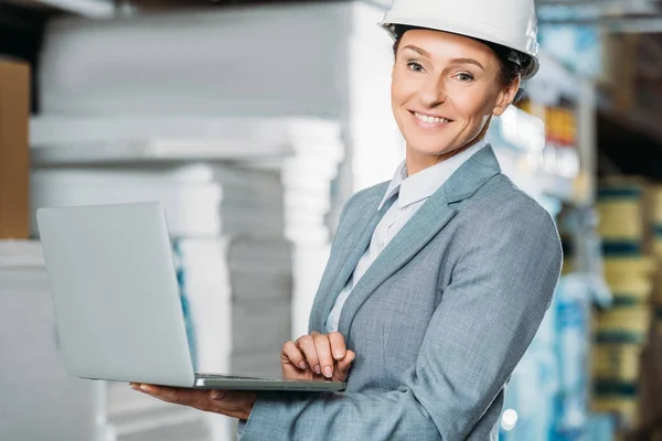 Inspetor Feminino Capacete Com Laptop Armazém — Fotografia de Stock