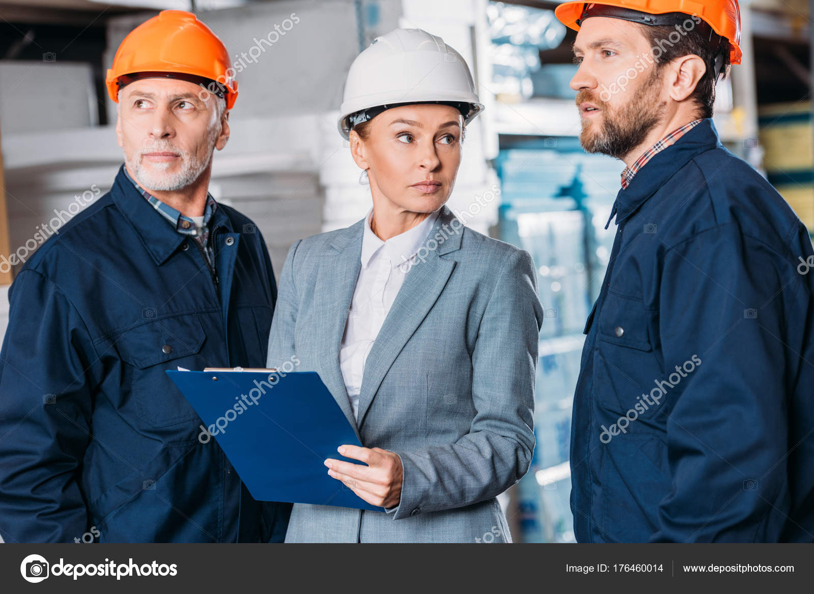 男工人在头盔和女督察与剪贴板在仓库——图库图片© AllaSerebrina #176460014, image size:1600x1168