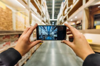 Sevkiyat stok fotoğraf kamera görüş Smartphone'da çekici kişinin kırpılmış görünümü