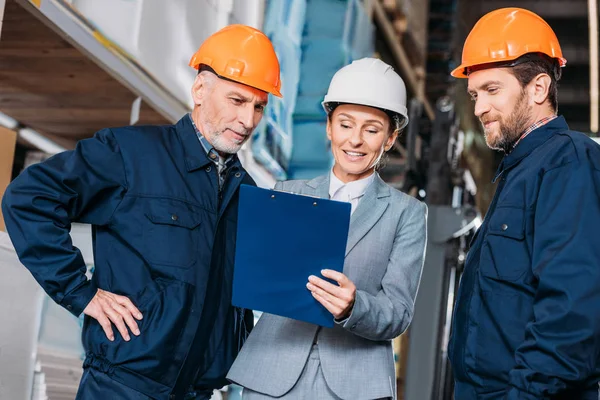 Male Workers Female Inspector Helmets Warehouse — Stock Photo, Image