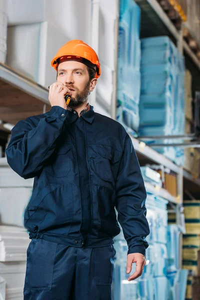 Travailleur Masculin Dans Casque Avec Talkie Walkie Dans Stock Expédition — Photo