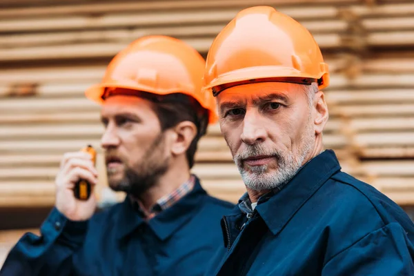 Zwei Bauarbeiter Helmen Arbeiten Draußen Auf Der Baustelle — Stockfoto