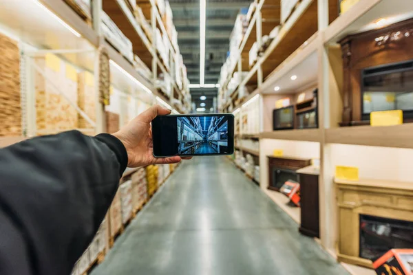 Vue Recadrée Personne Prenant Des Photos Stockage Sur Smartphone Point — Photo