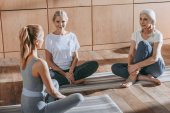 ülő jóga szőnyeg stúdió nők csoportja