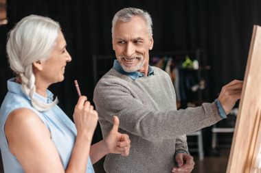 birlikte resim ve birbirine bakarak sanat sınıf gülümseyen son sınıf öğrencileri 