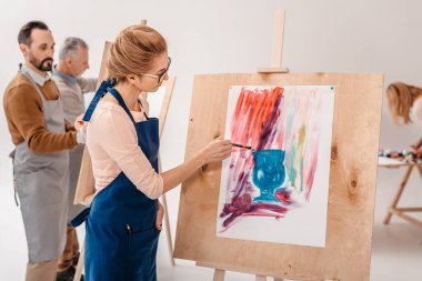 Natürmort art Studio şövale üzerinde çizim önlük kadın sanatçı