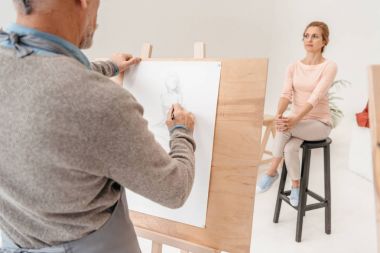 Komuta sizde şövale ve Sanat Atölyesi poz kadın Resim kırpılmış atış