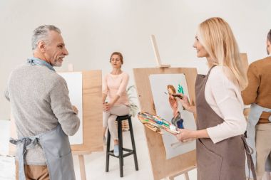 Resim ve Sanat Atölyesi birbirine bakarak kıdemli sanatçı